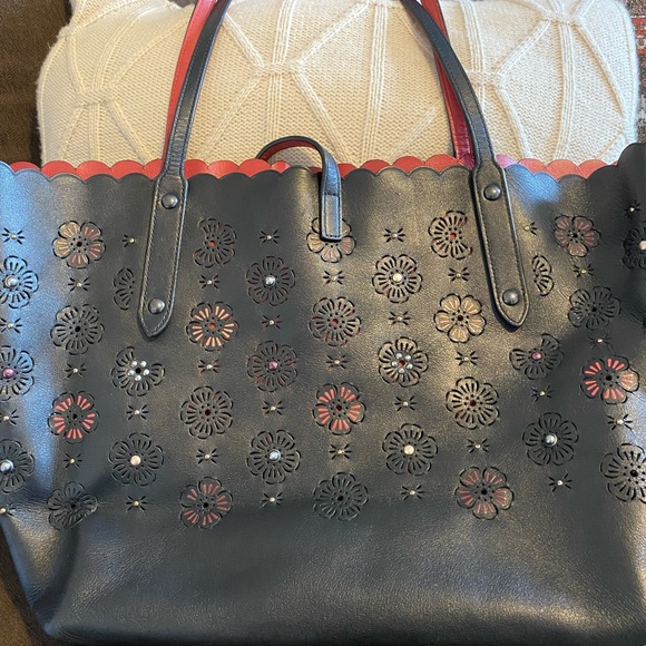 Coach Large Market Tote With Cut Out Tea Rose - Picture 6 of 9